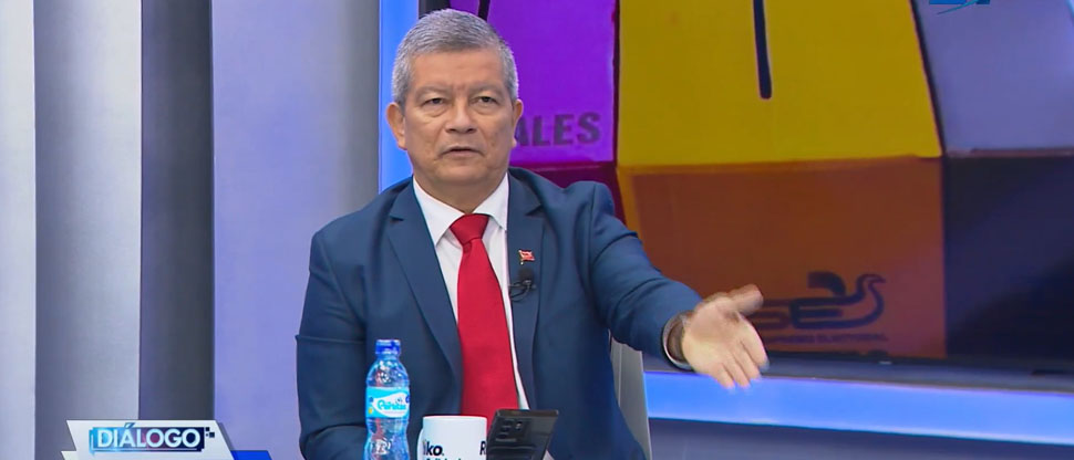 Demandarán al opositor Manuel Flores por difamación y pedirán cancelación del FMLN