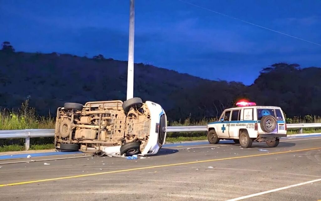 Seis lesionados tras vuelco de pickup en periférico Gerardo Barrios, San Miguel