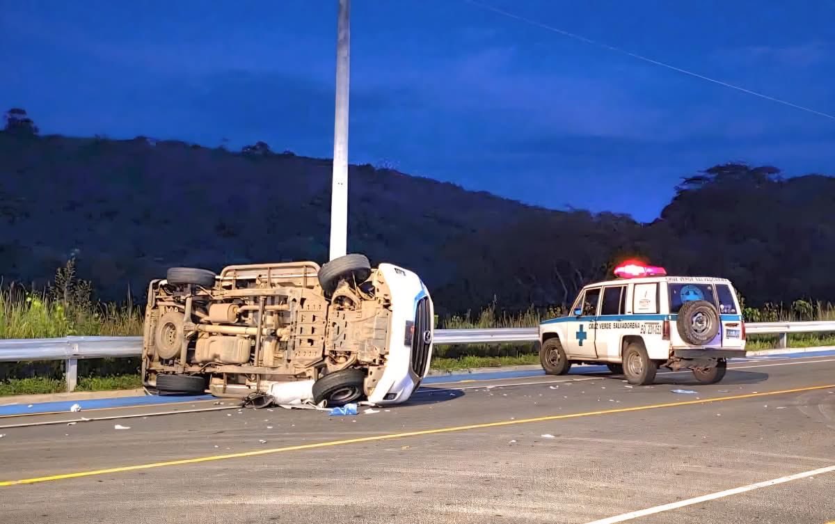 Seis lesionados tras vuelco de pickup en periférico Gerardo Barrios, San Miguel