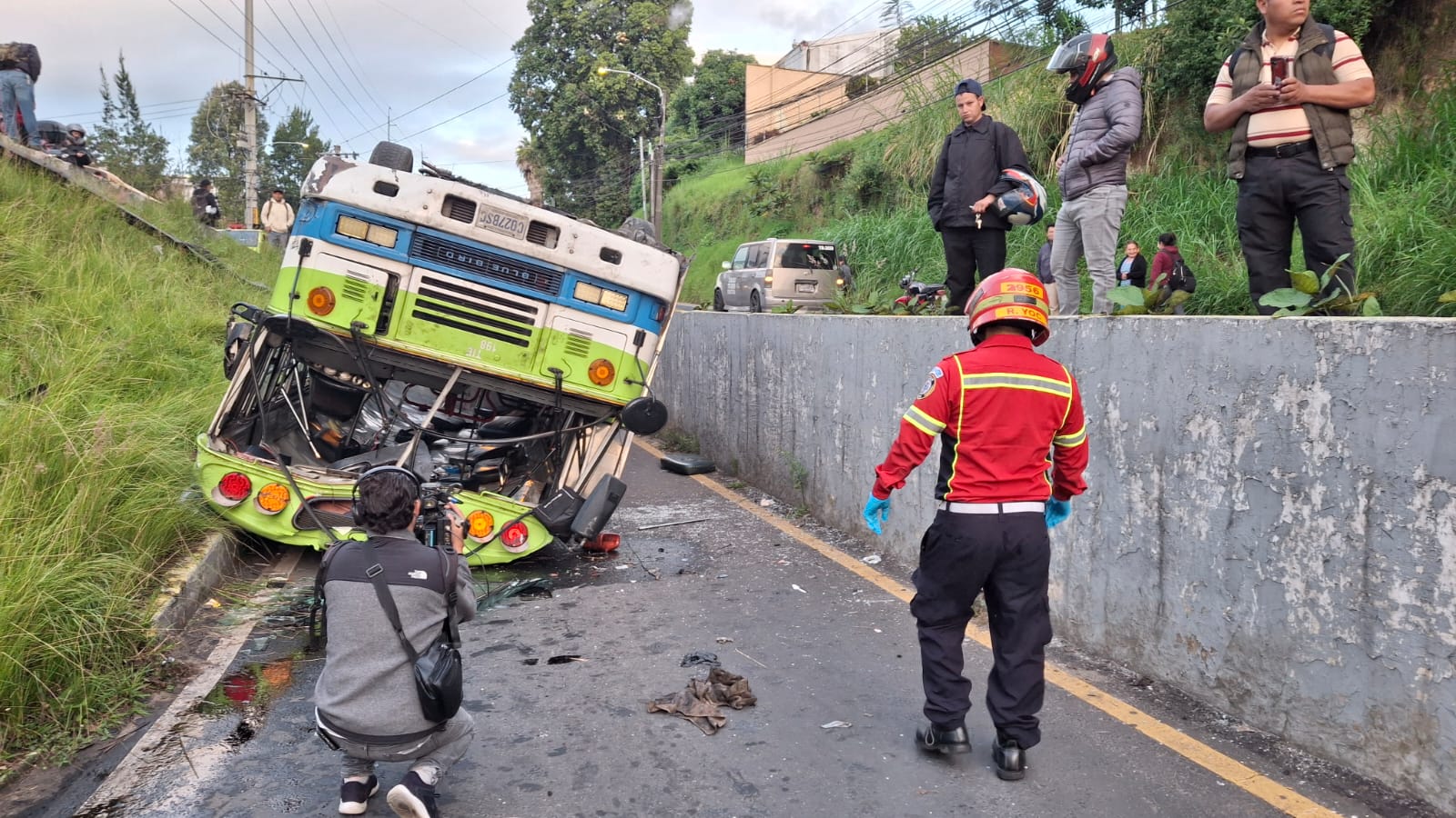 Guatemala: vuelco de bus deja decenas de heridos en Zona 7 de Mixco