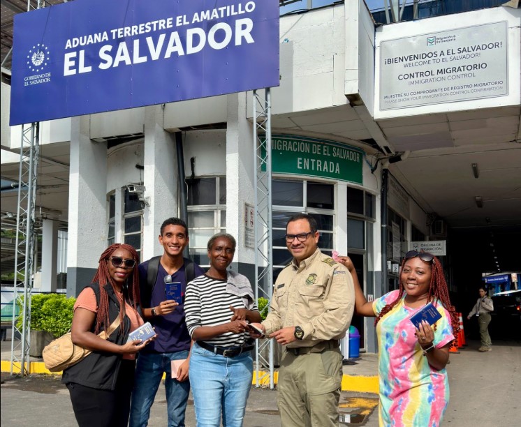 Hondureños aprovechan periodo vacacional de su país para conocer y disfrutar de El Salvador