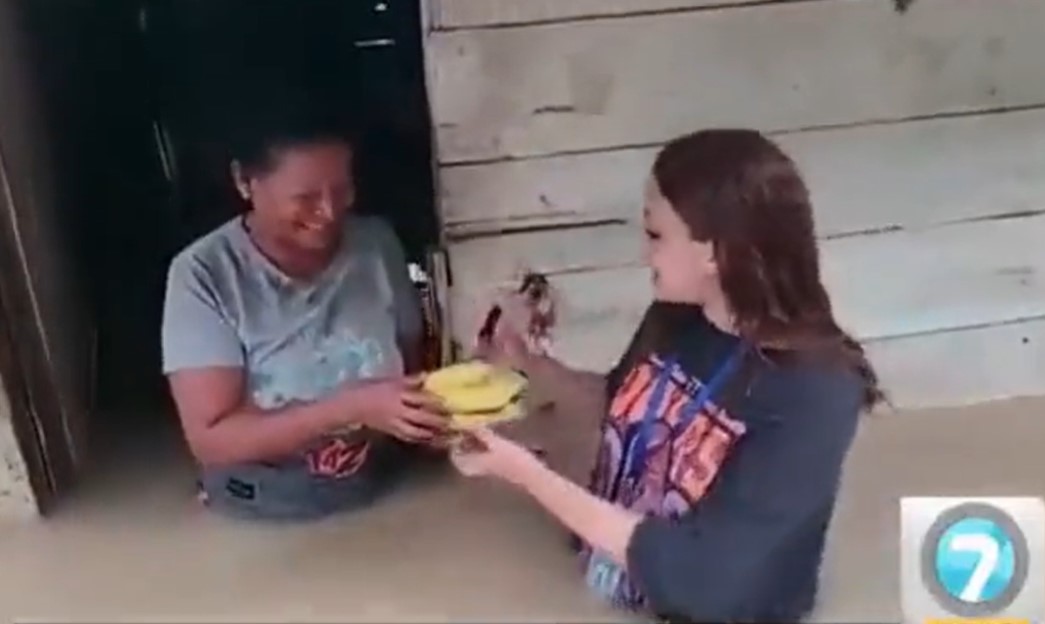 Acto de humildad: mujer comparte lo poco que le queda tras haberlo perdido casi todo en una inundación