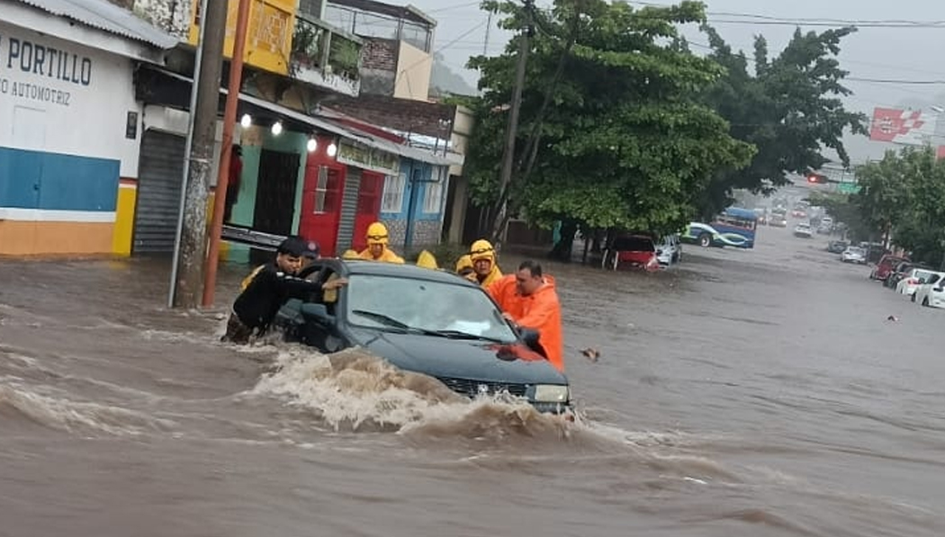Santa Ana: atienden reporte de vehículo que se inundó con los ocupantes en su interior