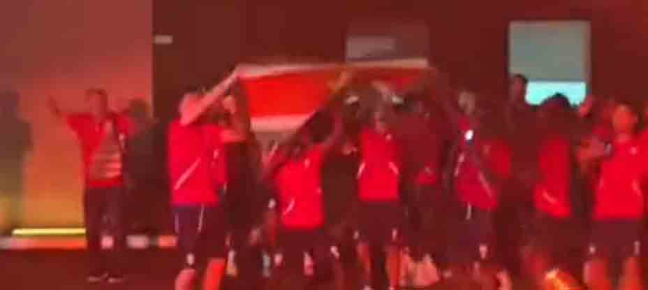Jugadores de Surinam se unen a la serenata que prepararon los panameños