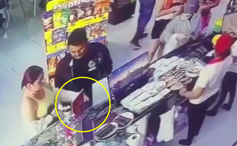 VIDEO: pareja se embolsa una billetera que alguien olvidó en un minisúper  