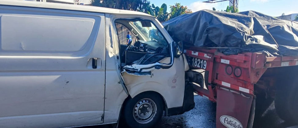 Accidente de tránsito deja dos personas lesionadas en Antiguo Cuscatlán