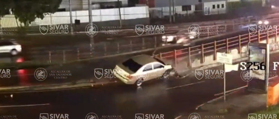 Vídeo: conductor choca con separadores de paso a desnivel en bulevar los Próceres