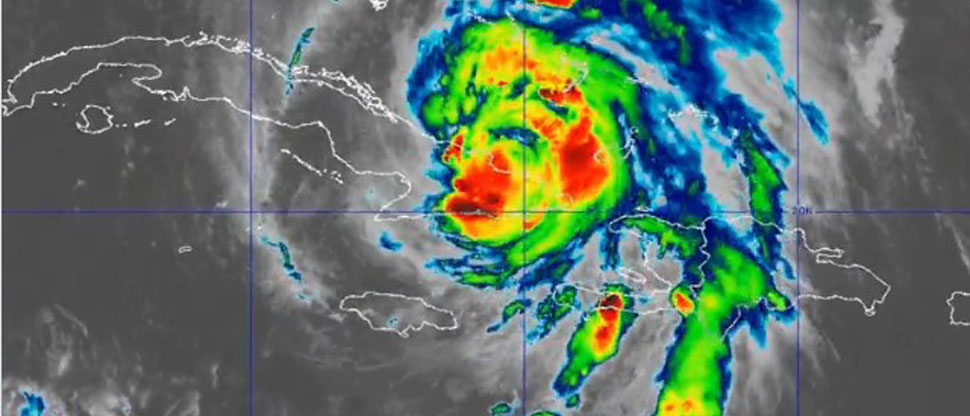 Huracán Melissa se aleja de Cuba y se degrada a categoría 2