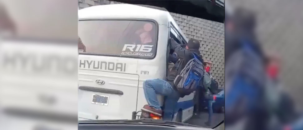 Motorista de microbús es multado con $150.00 por llevar gente colgada en la puerta