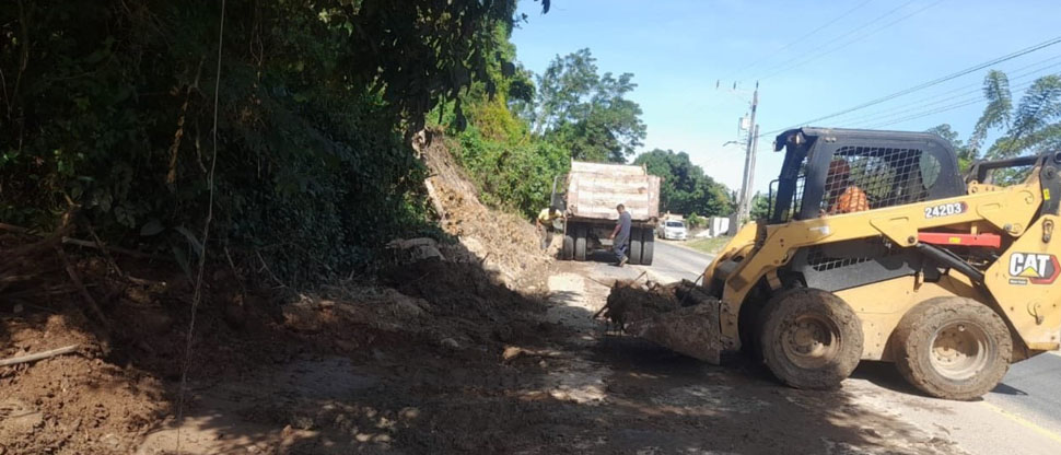 MOP retira escombros de un derrumbe en San Martín