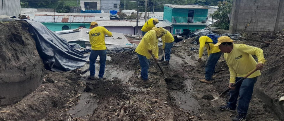 MOP realiza trabajos en comunidad Las Margaritas por colapso de muro