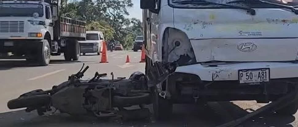 Motociclista invade carril y colisiona de frente con un camión