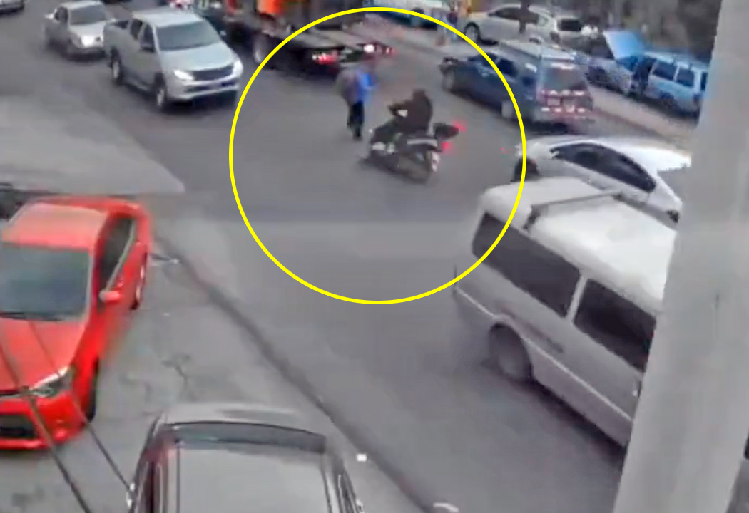 Imprudencia: motociclista que circulaba por el centro de la calle atropella a un peatón