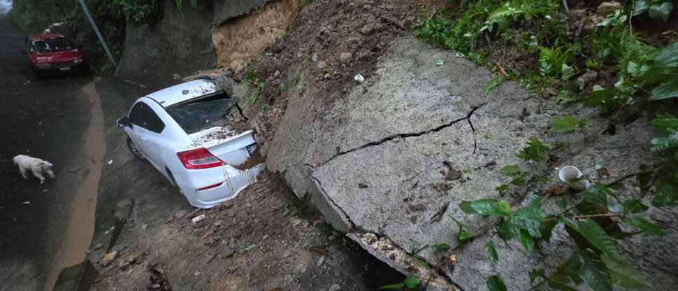 Muro de vivienda colapsa y aplasta un vehículo en calle a los planes de Renderos