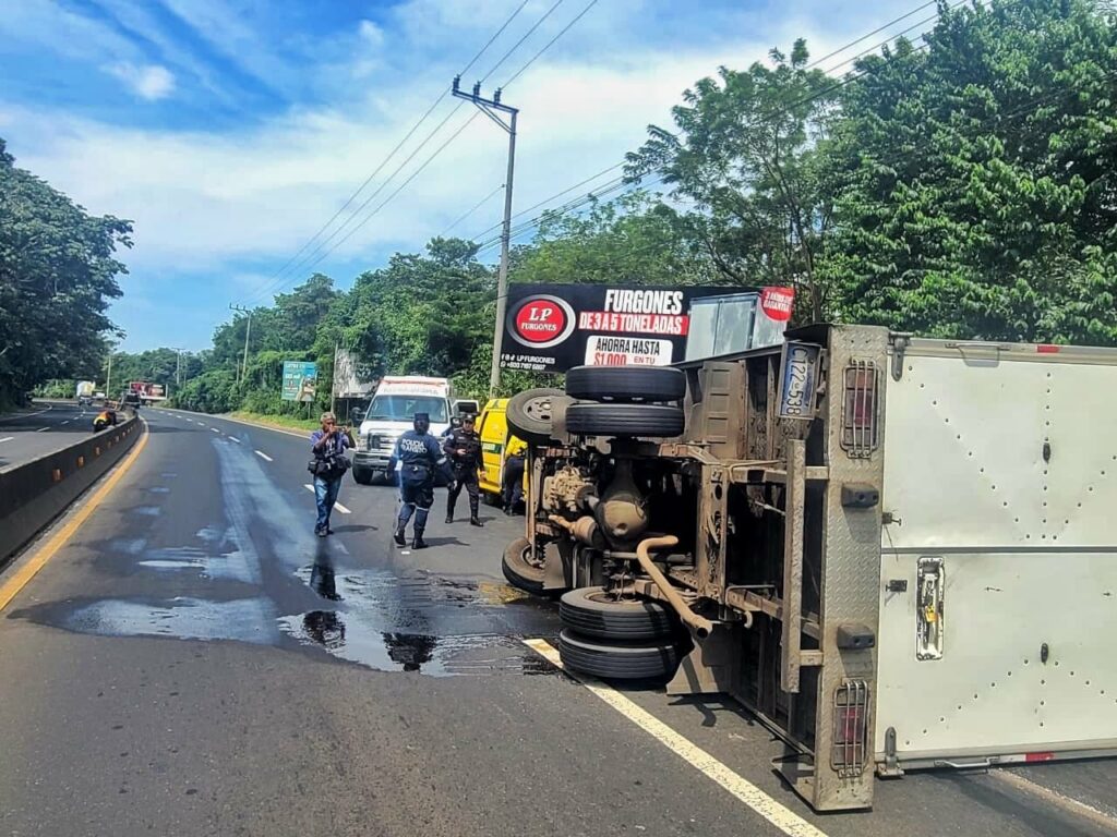 Conductor pierde el control, choca con otro vehículo y vuelca en la Panamericana Este