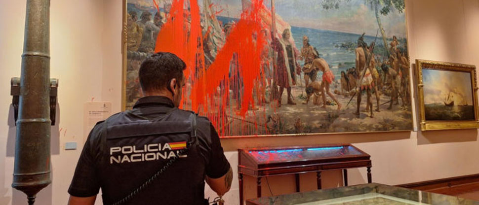 Dos activistas lanzan pintura roja contra un cuadro de Colón en el Museo Naval de Madrid