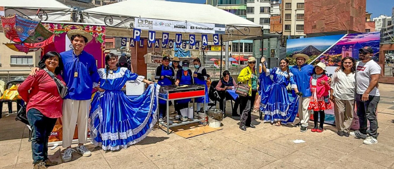 El Salvador deleita con pupusas y baile en la Feria Internacional “Sabores del Mundo” en Bolivia