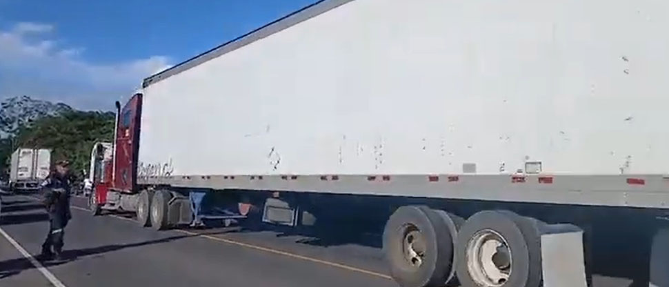 Hombre toma fatal decisión al tirarse abajo de las llantas de una rastra en San Juan Opico