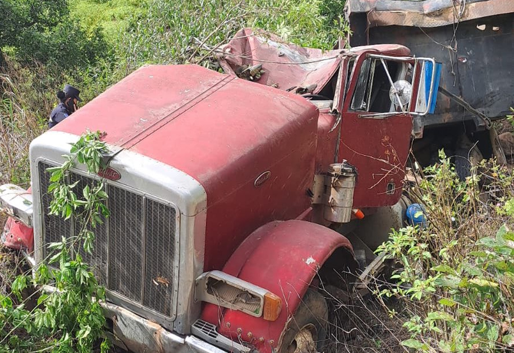Conductor de rastra pierde el control y se va a un barranco en Comalapa