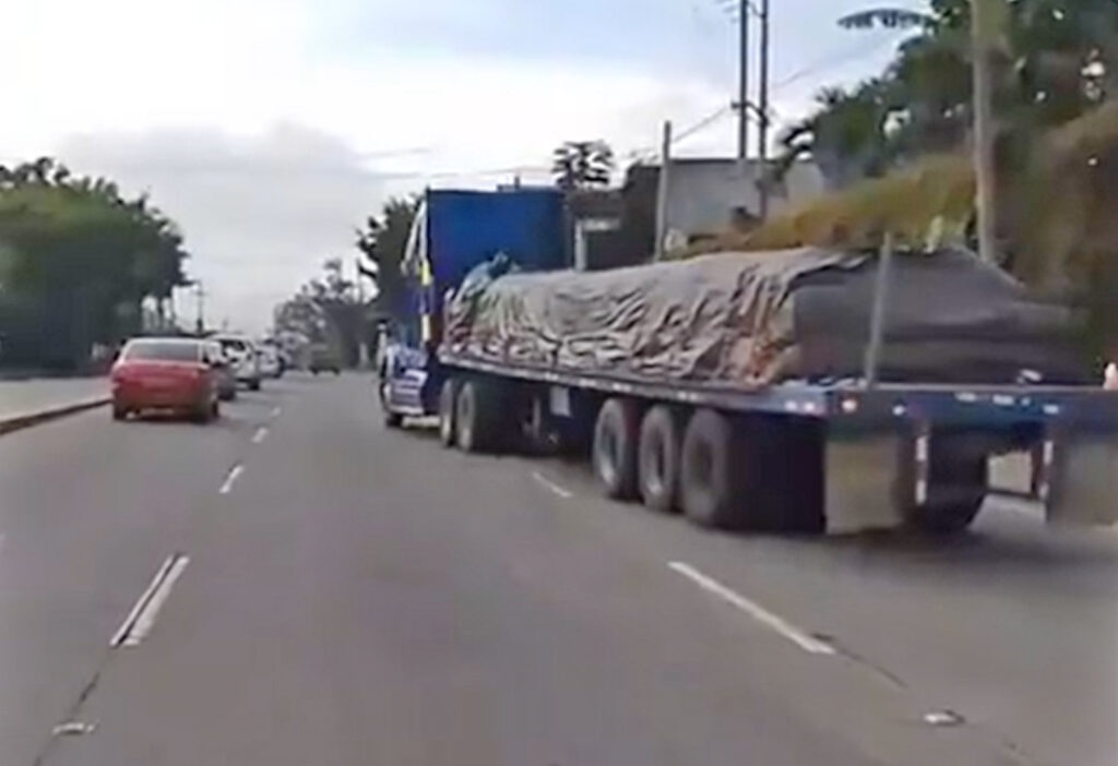 Rastra con desperfectos mecánicos provoca tráfico vehicular en la Troncal del Norte