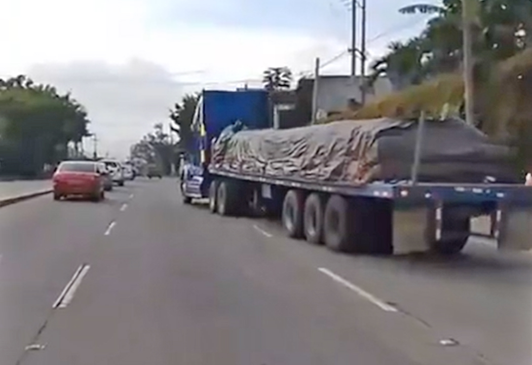 Rastra con desperfectos mecánicos provoca tráfico vehicular en la Troncal del Norte