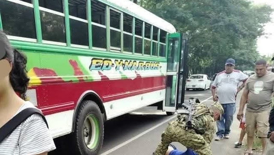 Hombre borracho resulta lesionado tras caer de un bus en marcha