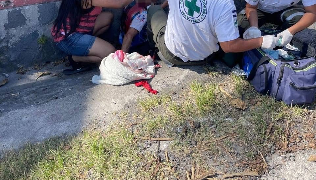 Hombre sufre graves lesiones tras caer de un árbol en Cuscatlán Norte