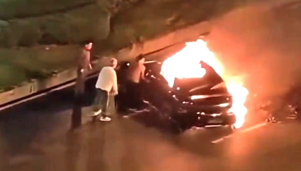 Hombre muere tras quedar atrapado en su vehículo que se prendió en llamas