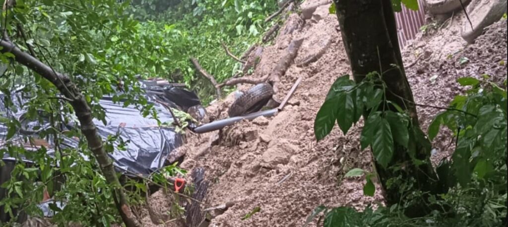 Mujer pierde la vida tras colapso de un talud sobre vivienda en Ciudad Delgado