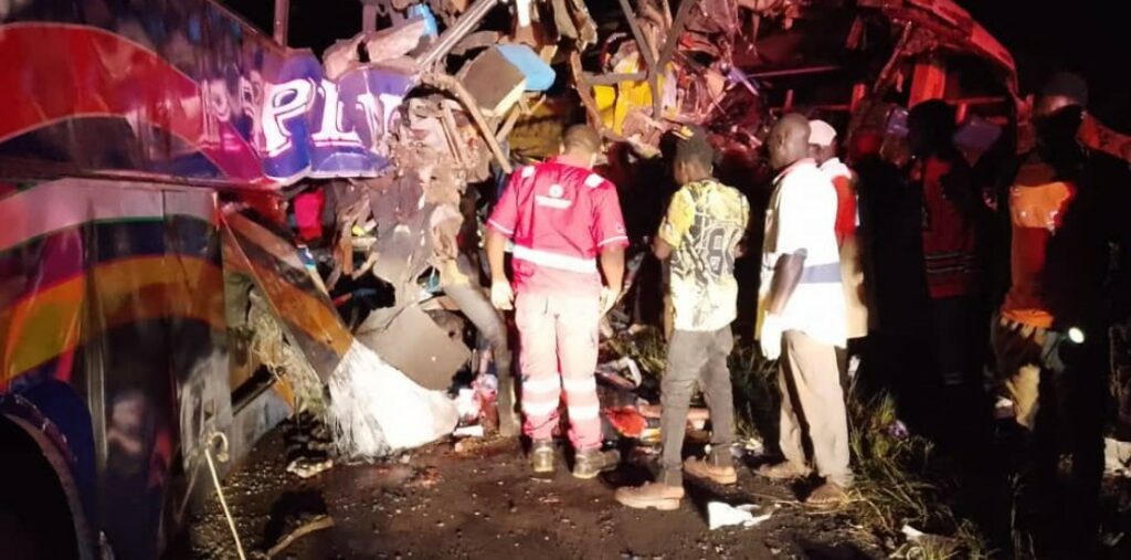 Choque entre dos autobuses deja 46 muertos en Uganda