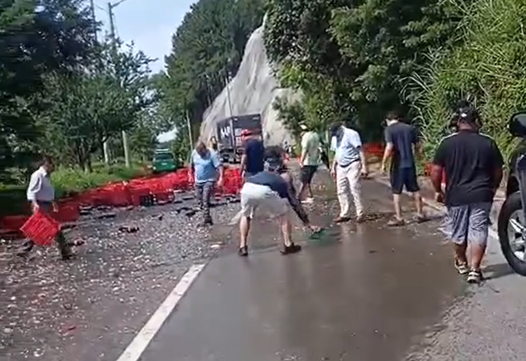 Ciudadanos unen fuerzas para remover vidrios rotos y escombros que dejó accidente en Autopista a Comalapa