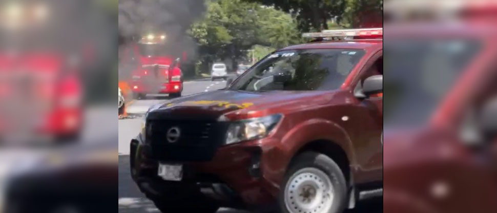 Bomberos atienden emergencia de un vehículo en llamas en El Congo