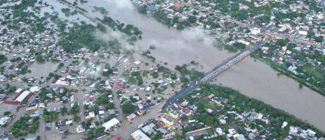 Torrenciales lluvias causan el desborde de ríos en Veracruz, México