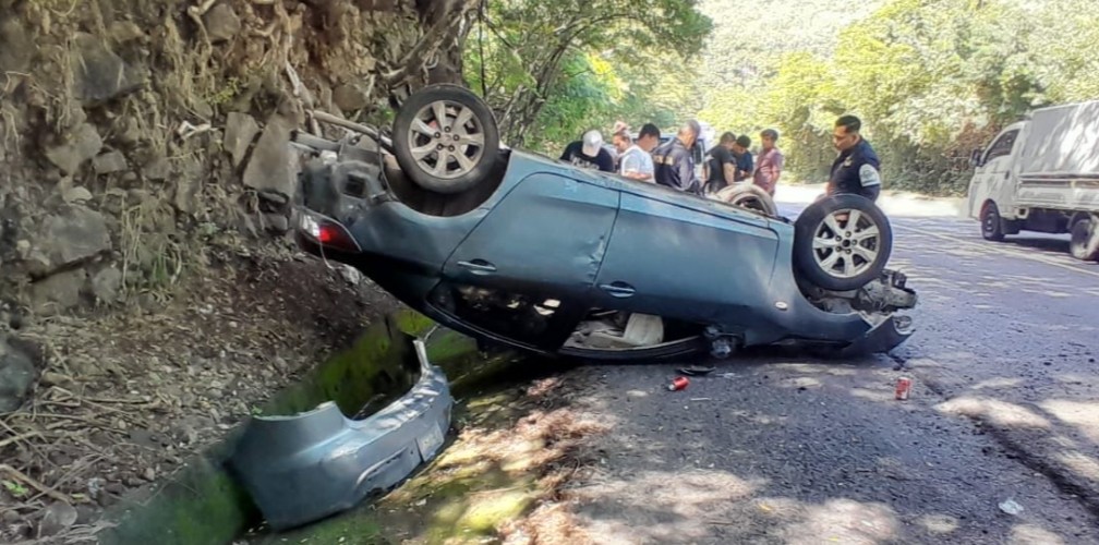 Vehículo da al menos dos vueltas tras pinchar llanta en la carretera Litoral