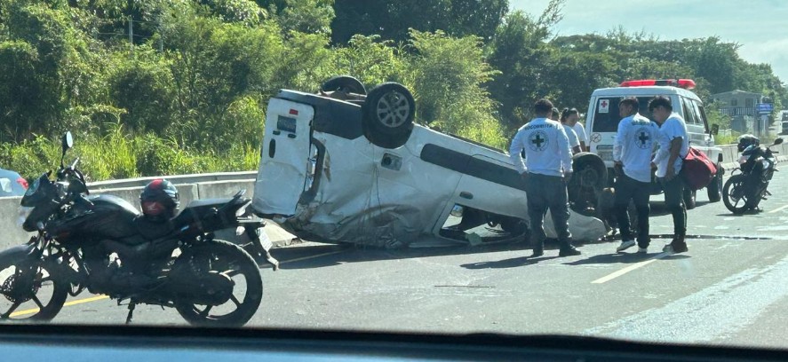 Conductor pierde el control y vuelca en la carretera Litoral