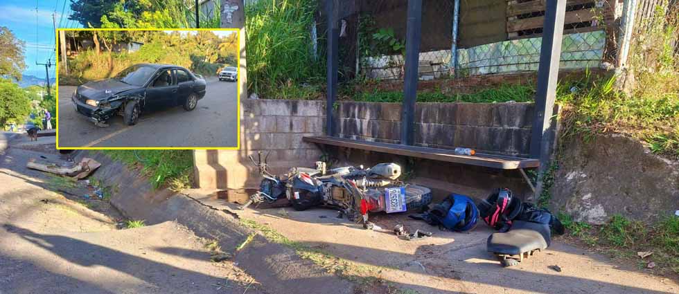 Accidente deja tres lesionados: dos personas que viajaban en moto y una que esperaba el autobús