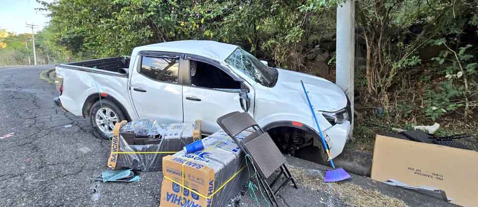 Mujer resulta lesionada tras choque de pick up contra un poste en Cabañas