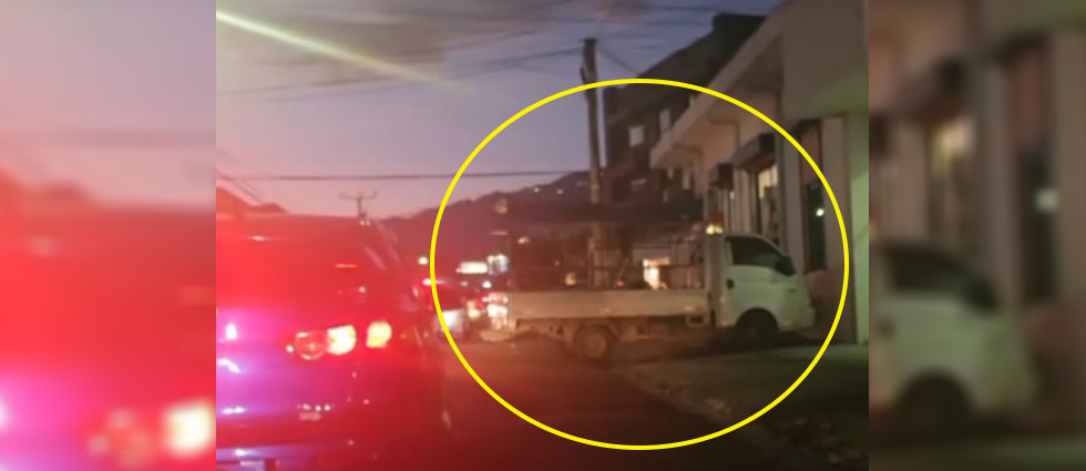 Conductor obliga a peatones a caminar sobre la calle y arriesgar sus vidas al cubrir por completo la acera