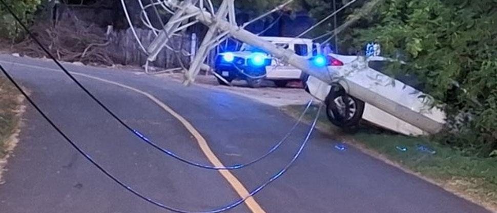Conductor pierde el control del vehículo y choca contra un poste en San Miguel