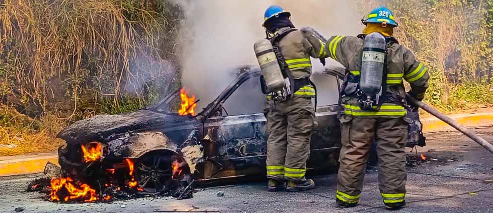 Inservible, así quedó un auto tras incendiarse sobre la carretera Troncal del Norte
