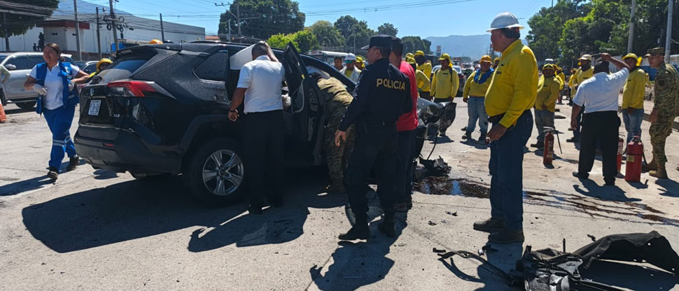 Mala maniobra de conductor termina en fuerte accidente en La Libertad