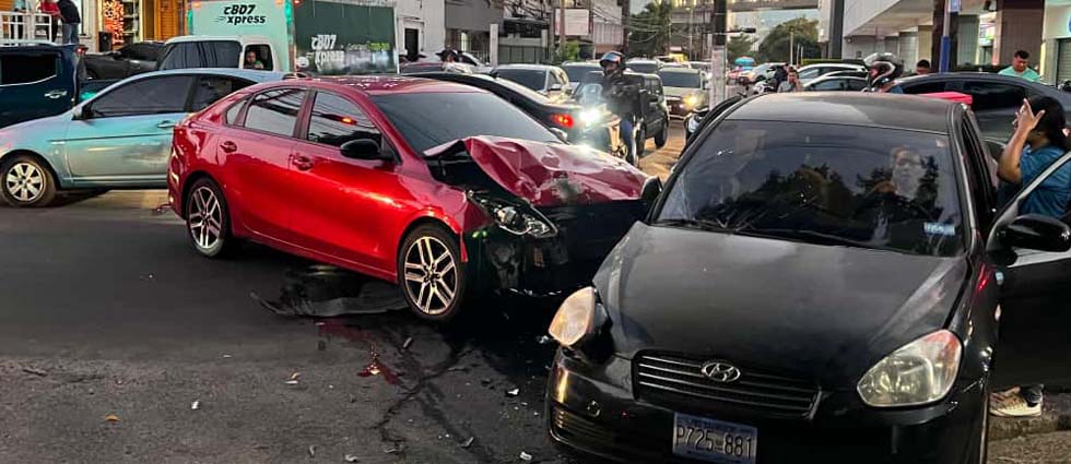 Reportan múltiple siniestro vial en la colonia Escalón