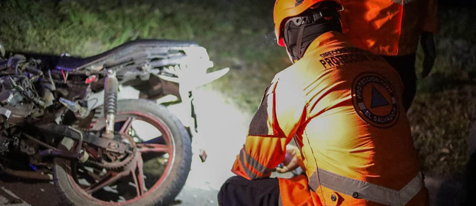 Una persona sin vida y otra lesionada deja siniestro vial sobre la carretera de Oro