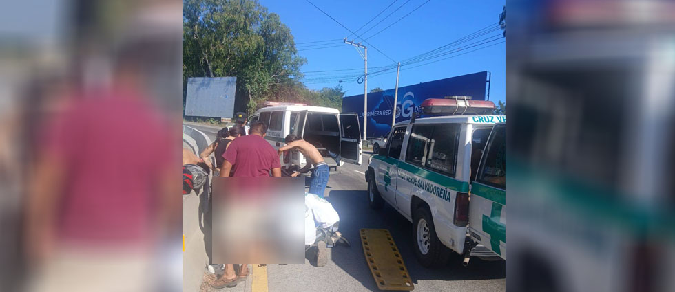 Mujer se fractura ambas piernas tras grave siniestro vial en la curva El Papaturro