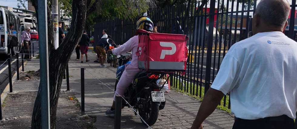 Motociclista ‘se gana’ una multa prenavideña de $150 tras circular en la acera