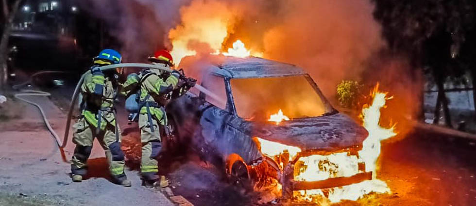 Auto queda reducido a chatarra tras incendiarse en San Vicente
