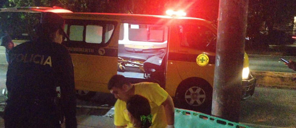 San Salvador: peatón pierde la vida tras ser arrollado por un auto que se salió de la vía por otro que invadió carril