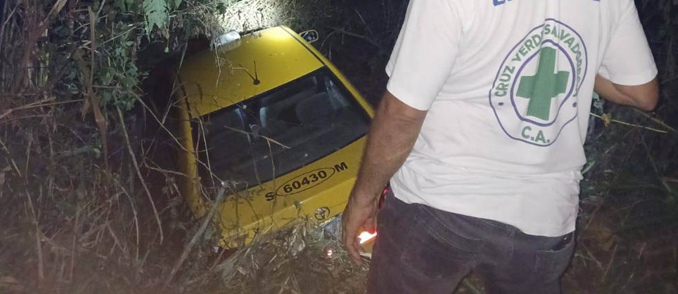 Automovilista resulta lesionado tras caer a un barranco en San Miguel