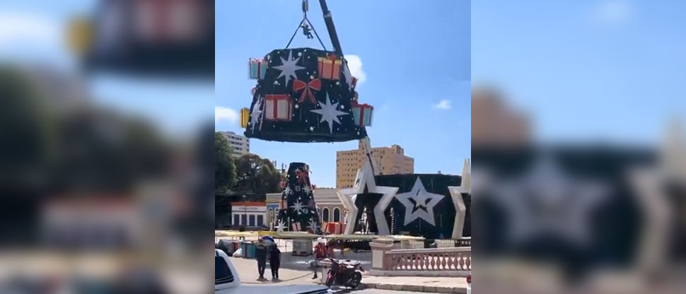 Brasil: hombre muere tras colapsar grúa que instalaba gigantesco árbol navideño