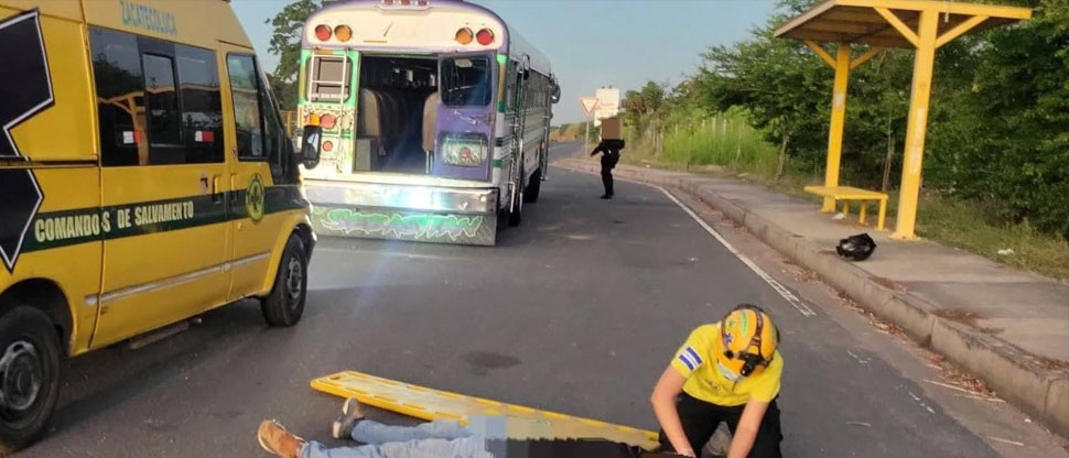 Auxilian a joven que resultó lesionado tras caer de autobús en carretera Litoral